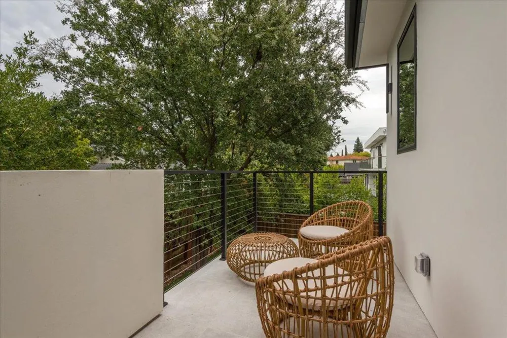 3841 Alameda De Las Pulgas Menlo Park, CA 94025