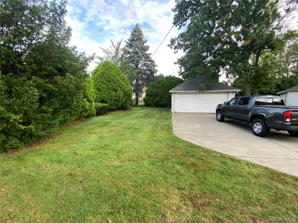 15551 Park Avenue Eastpointe City, MI 48021