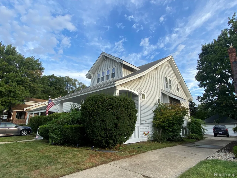 15551 Park Avenue Eastpointe City, MI 48021