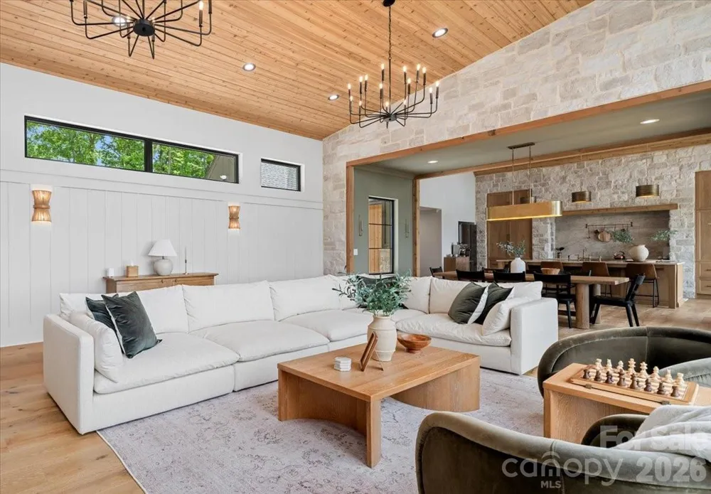 724 Grand Laurel Way Brasstown, NC 28902