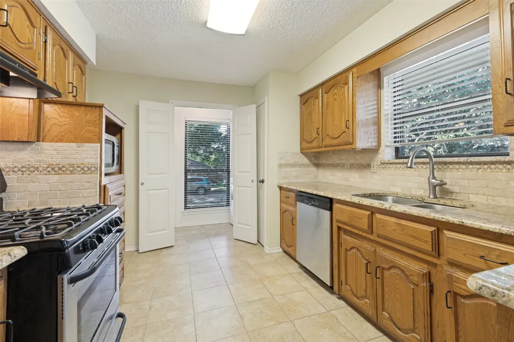 204 Lakehill Drive Rockwall, TX 75087