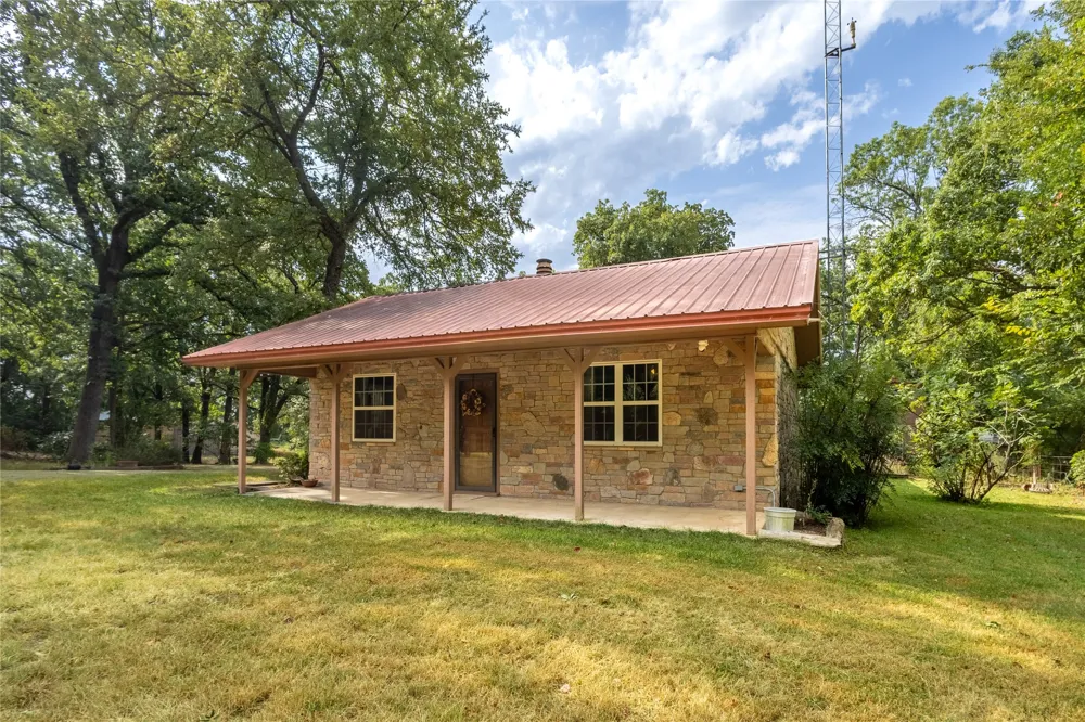 1966 C R 2980 Windom, TX 75492