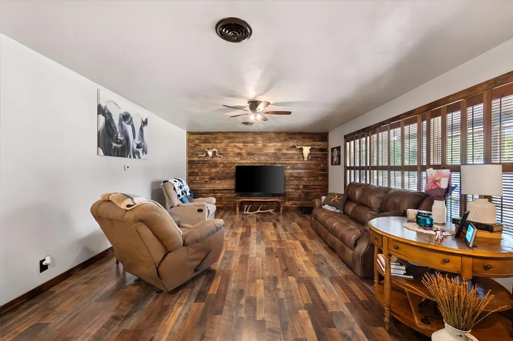 427 E Bradley Street Fairfield, TX 75840