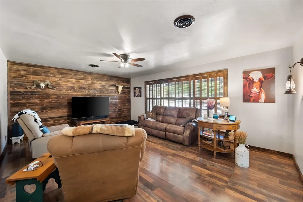 427 E Bradley Street Fairfield, TX 75840