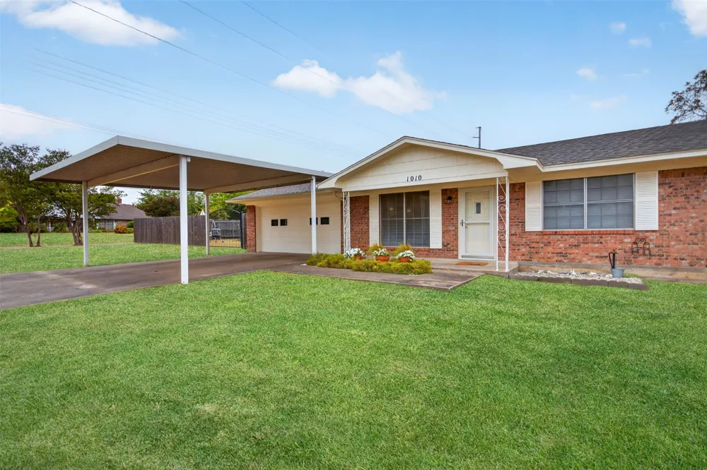 1010 Maple Street Farmersville, TX 75442