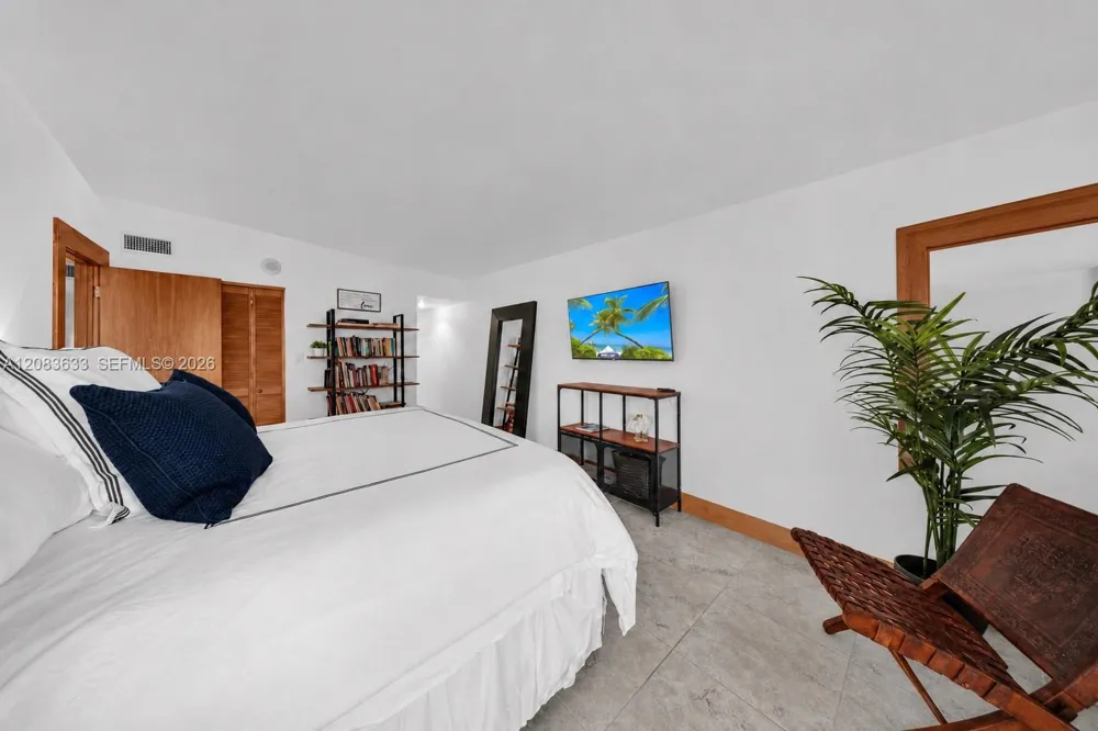 2625 Collins Ave #910 Miami Beach, FL 33140
