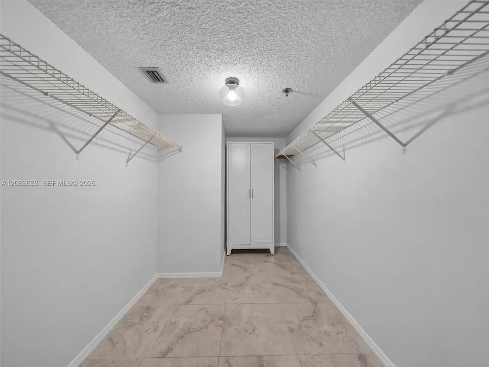 2625 Collins Ave #910 Miami Beach, FL 33140