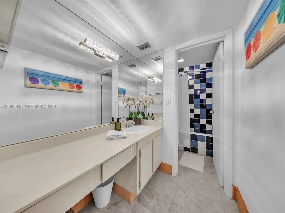 2625 Collins Ave #910 Miami Beach, FL 33140
