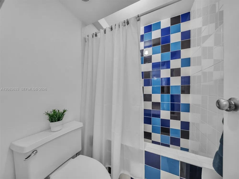 2625 Collins Ave #910 Miami Beach, FL 33140