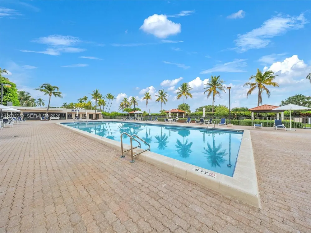 2625 Collins Ave #910 Miami Beach, FL 33140