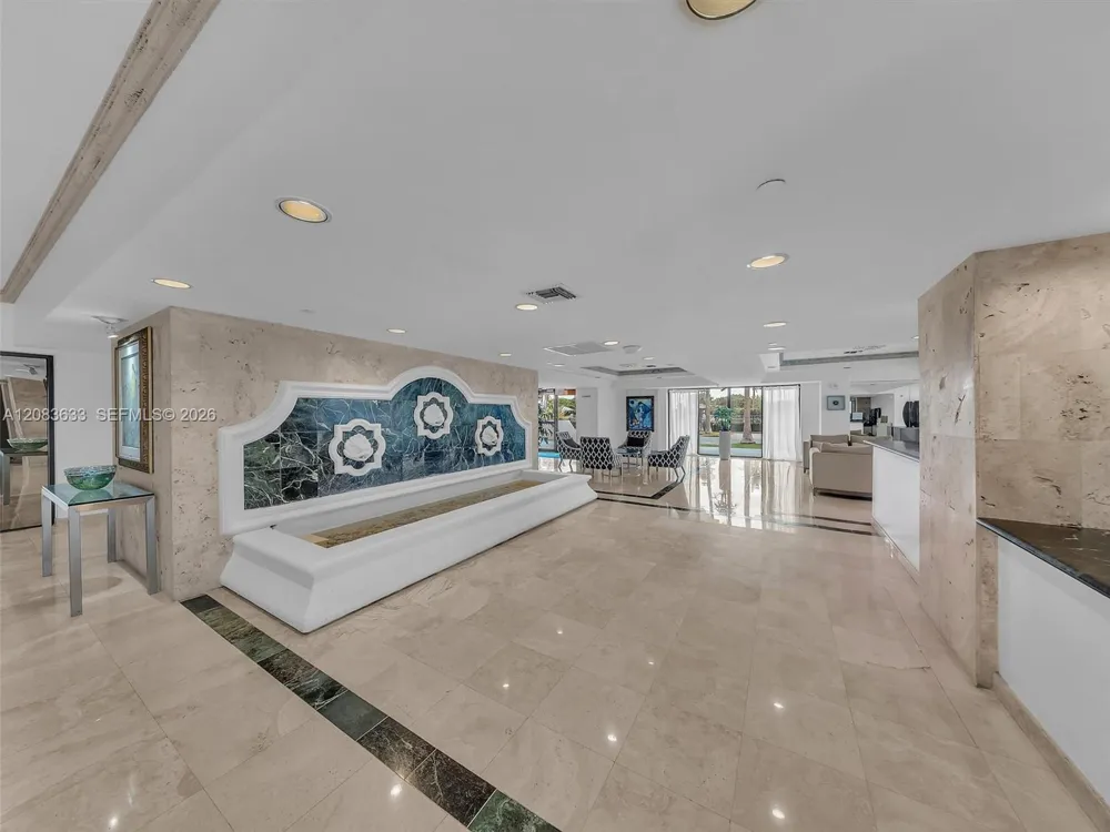 2625 Collins Ave #910 Miami Beach, FL 33140