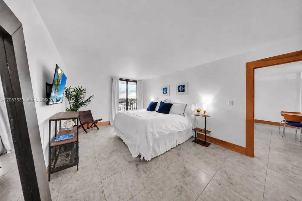 2625 Collins Ave #910 Miami Beach, FL 33140