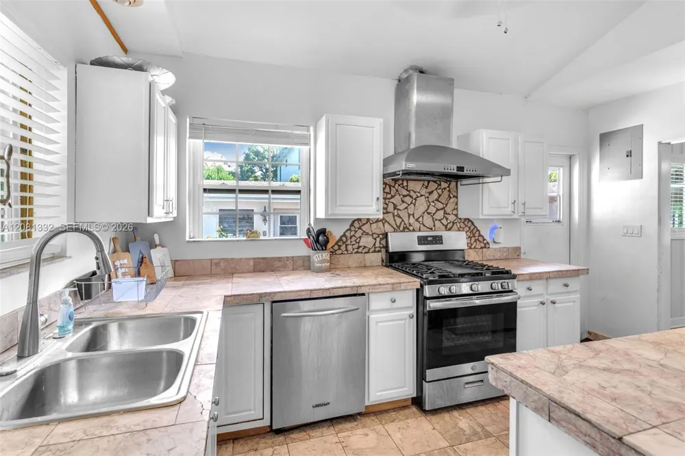 2407 Washington St Hollywood, FL 33020