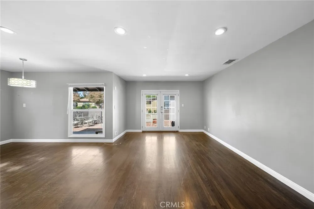14373 Berg Sylmar, CA 91342