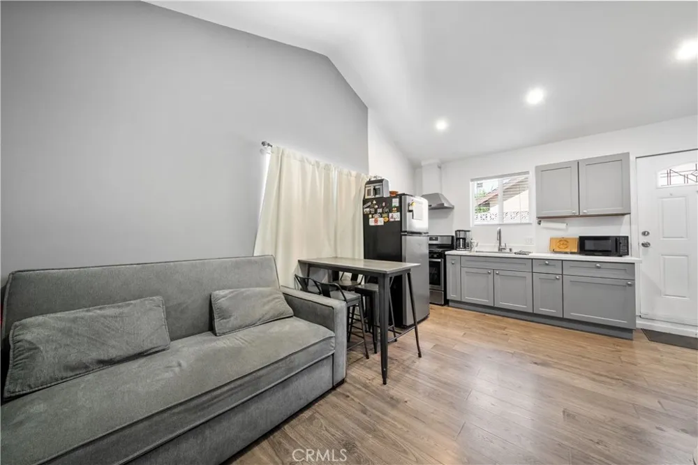 14373 Berg Sylmar, CA 91342