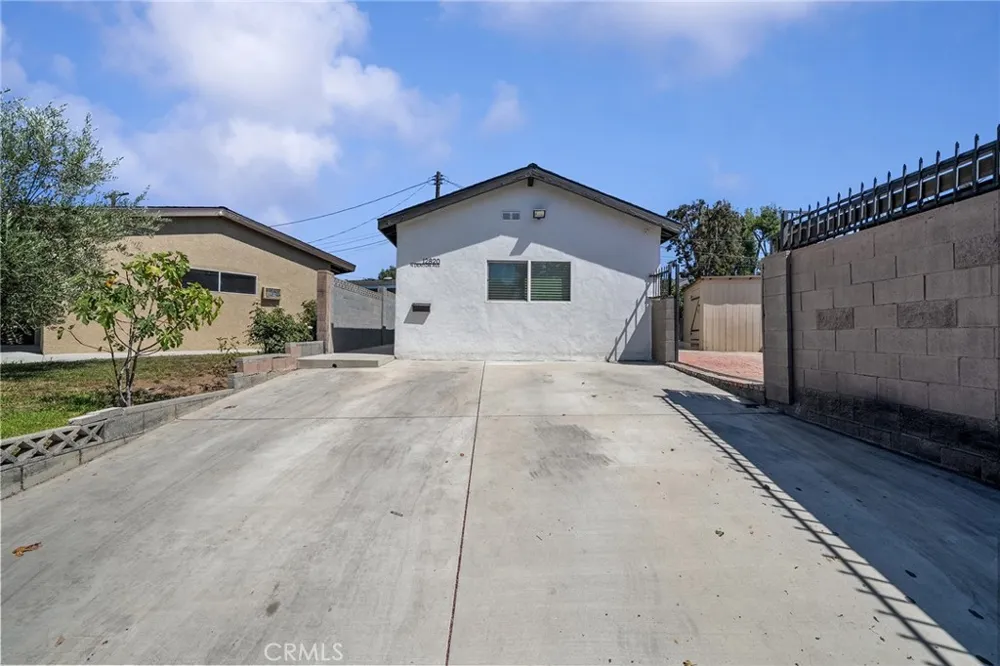 14373 Berg Sylmar, CA 91342