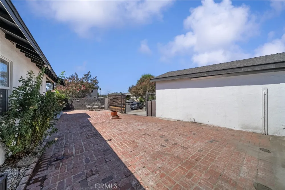 14373 Berg Sylmar, CA 91342