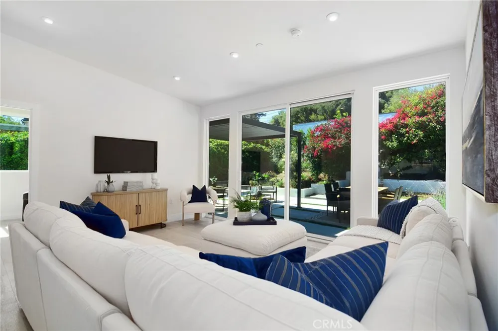 20100 Hatteras Street Woodland Hills, CA 91367