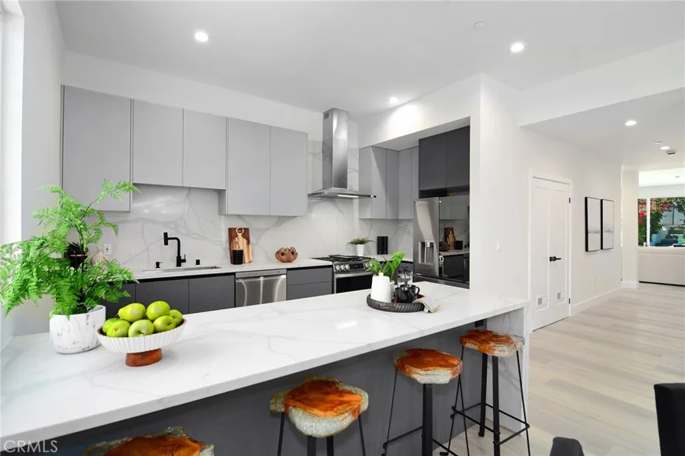 20100 Hatteras Street Woodland Hills, CA 91367