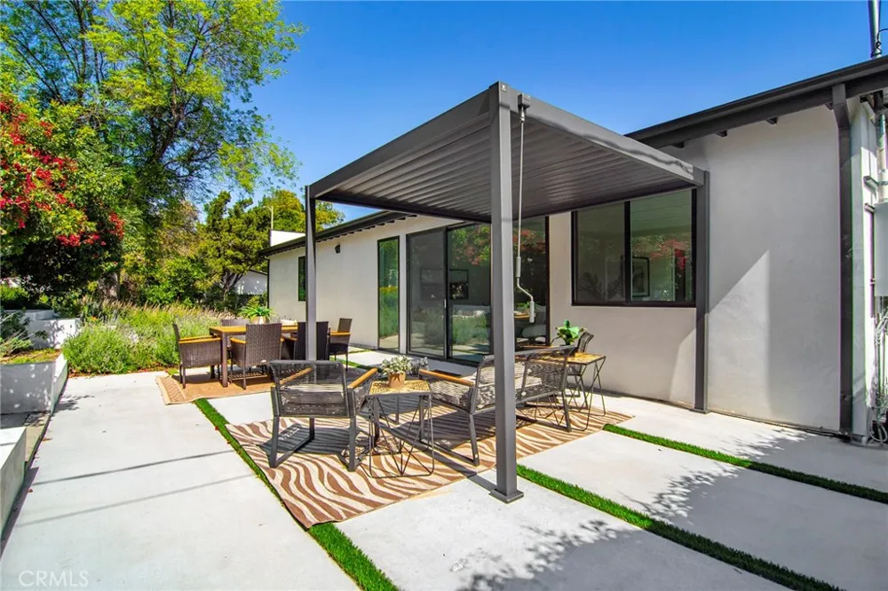 20100 Hatteras Street Woodland Hills, CA 91367