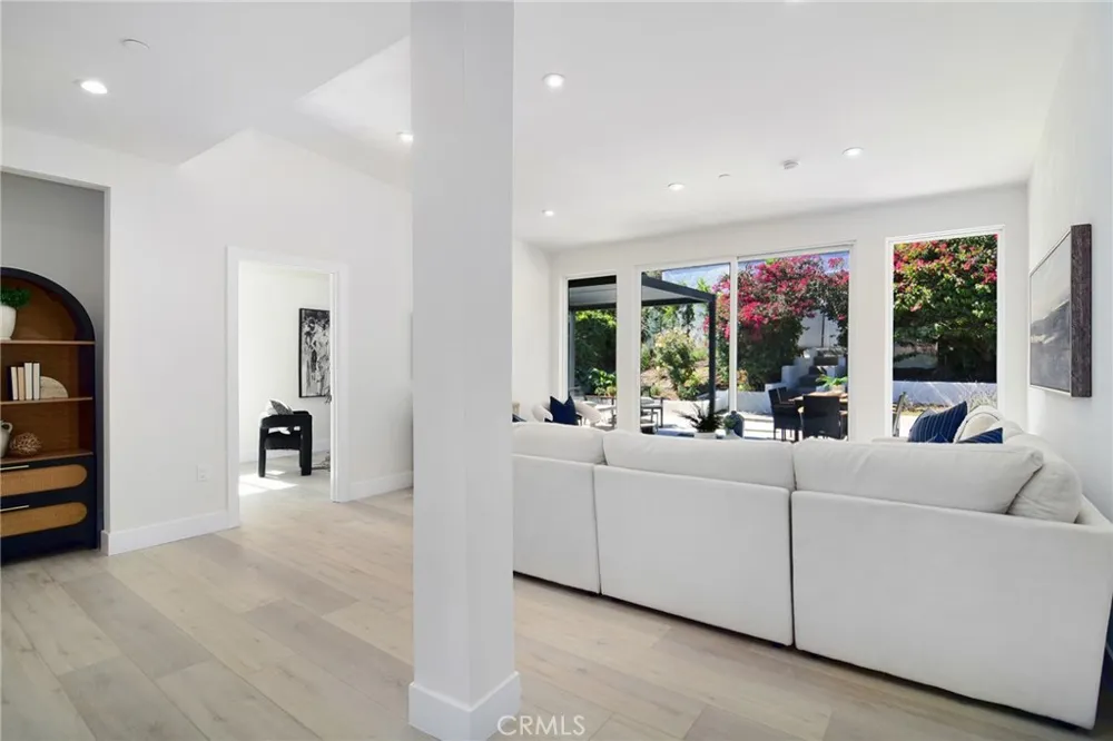 20100 Hatteras Street Woodland Hills, CA 91367