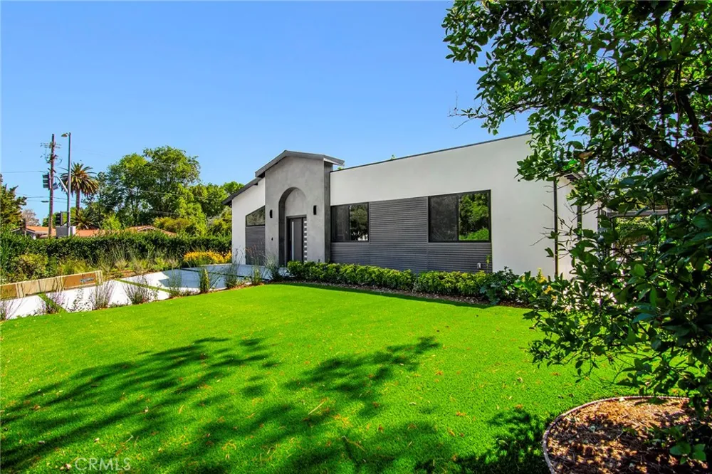 20100 Hatteras Street Woodland Hills, CA 91367