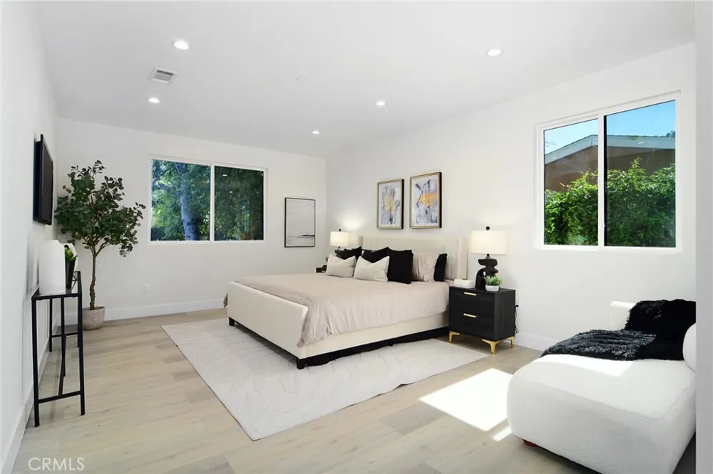 20100 Hatteras Street Woodland Hills, CA 91367