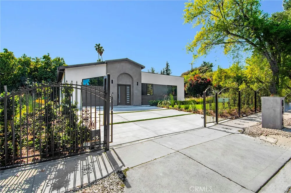 20100 Hatteras Street Woodland Hills, CA 91367