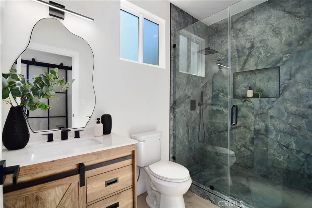 20100 Hatteras Street Woodland Hills, CA 91367
