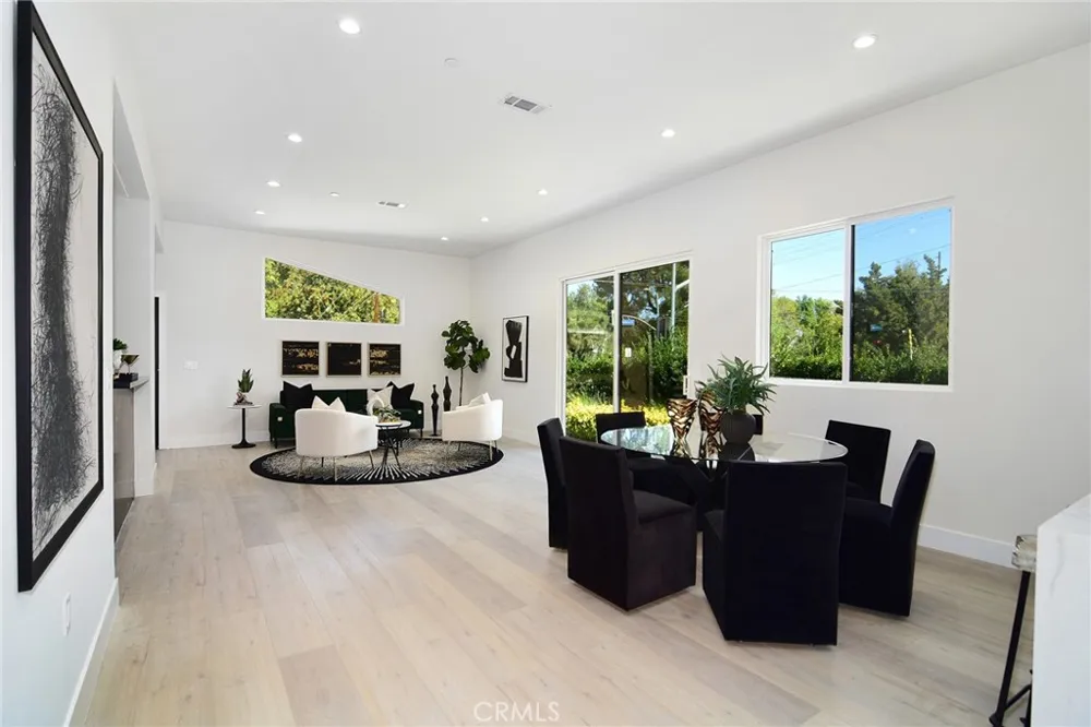 20100 Hatteras Street Woodland Hills, CA 91367