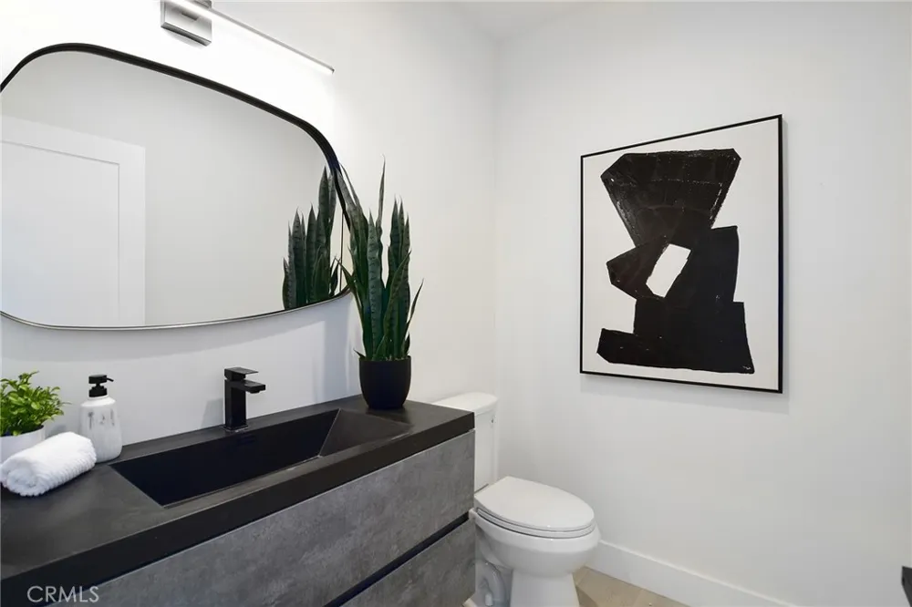 20100 Hatteras Street Woodland Hills, CA 91367