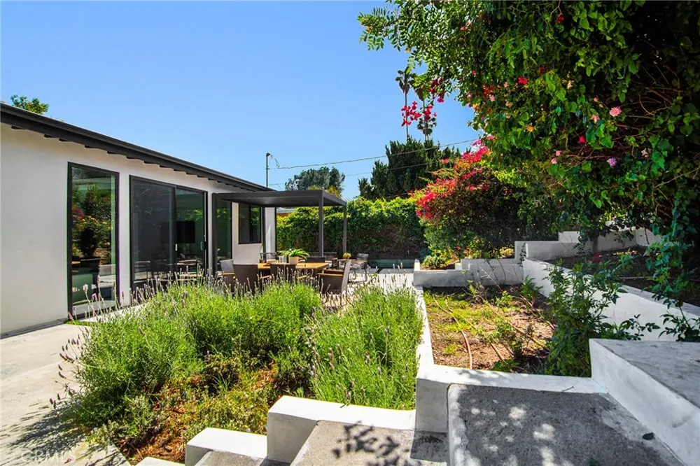 20100 Hatteras Street Woodland Hills, CA 91367