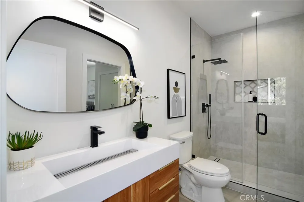 20100 Hatteras Street Woodland Hills, CA 91367