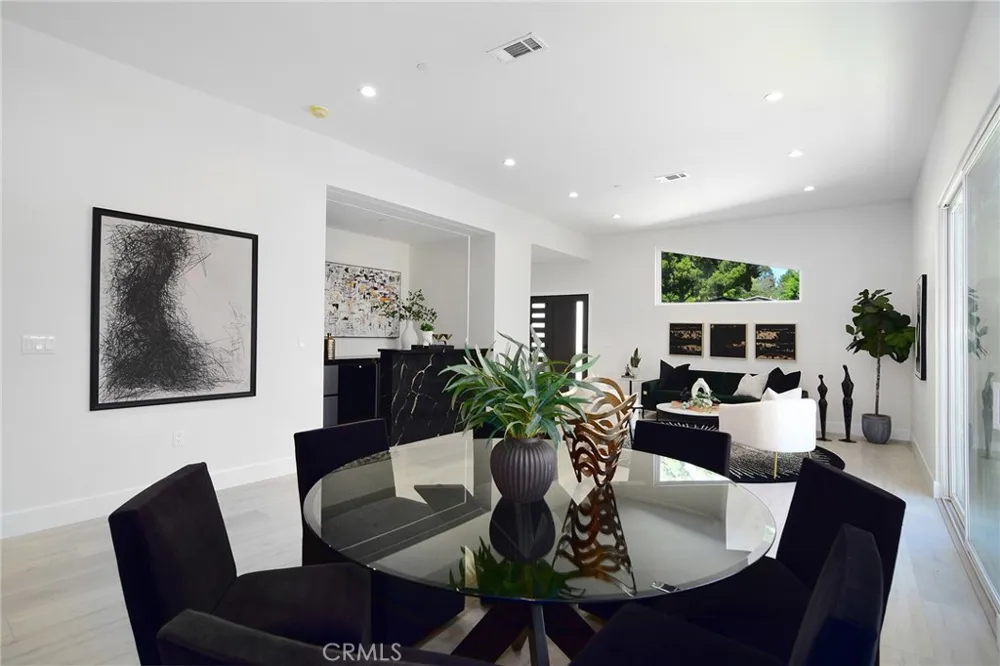 20100 Hatteras Street Woodland Hills, CA 91367