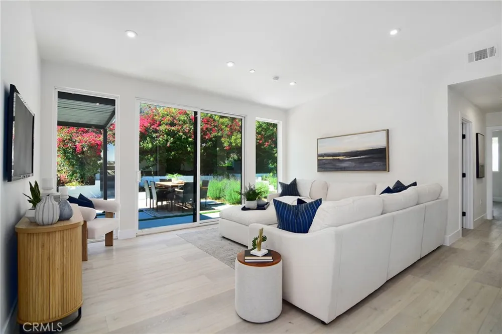 20100 Hatteras Street Woodland Hills, CA 91367