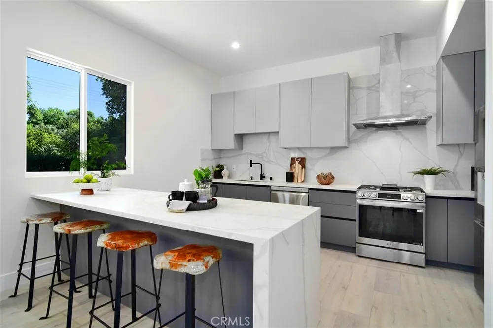 20100 Hatteras Street Woodland Hills, CA 91367
