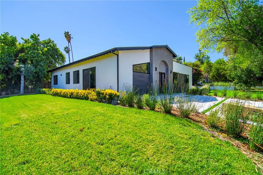 20100 Hatteras Street Woodland Hills, CA 91367