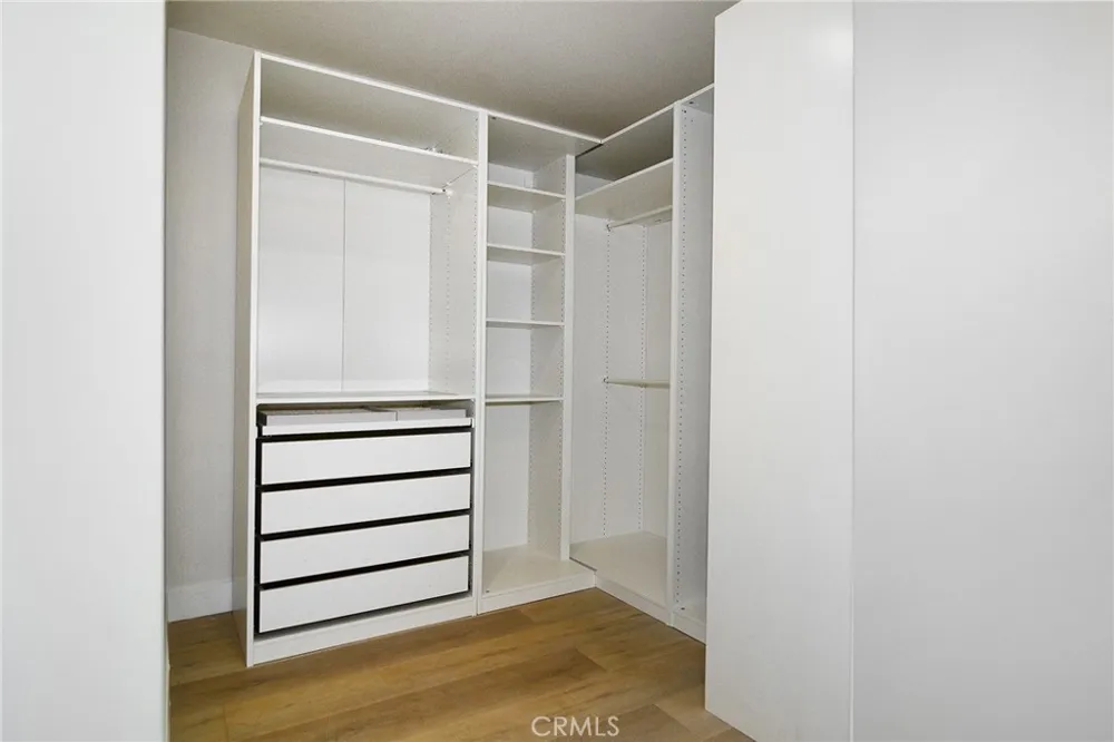 20100 Hatteras Street Woodland Hills, CA 91367