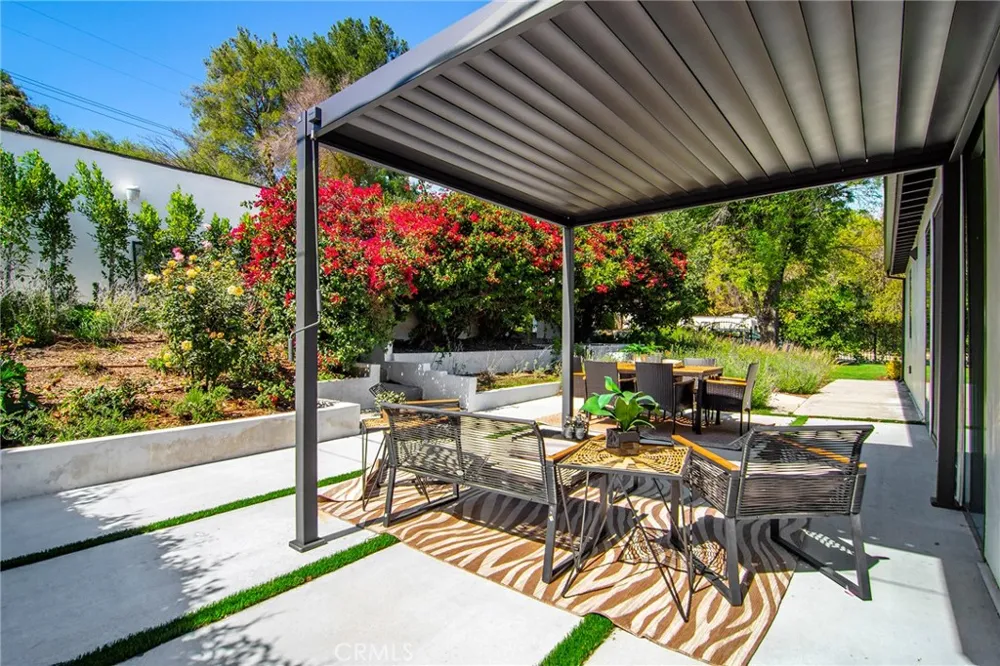 20100 Hatteras Street Woodland Hills, CA 91367