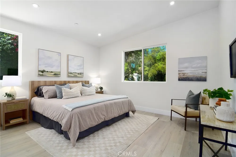 20100 Hatteras Street Woodland Hills, CA 91367