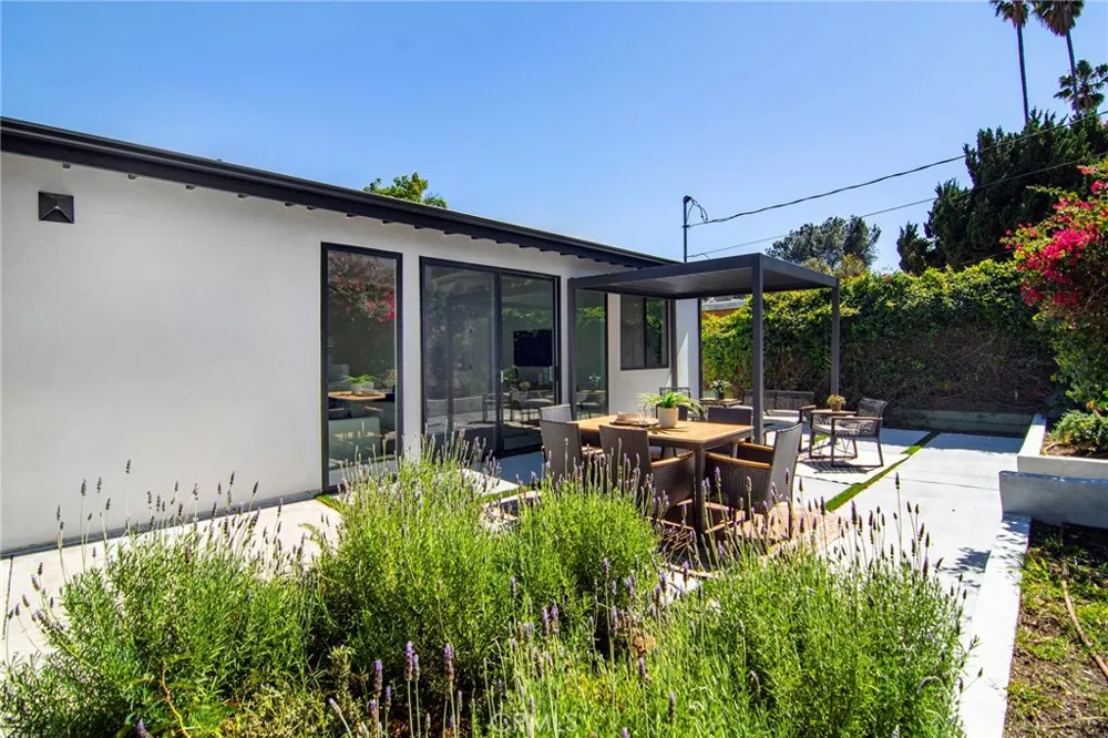 20100 Hatteras Street Woodland Hills, CA 91367