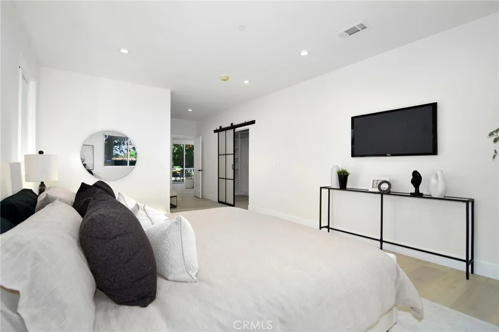 20100 Hatteras Street Woodland Hills, CA 91367