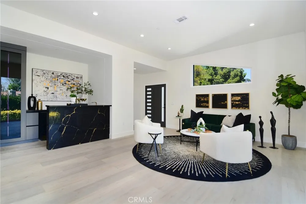 20100 Hatteras Street Woodland Hills, CA 91367