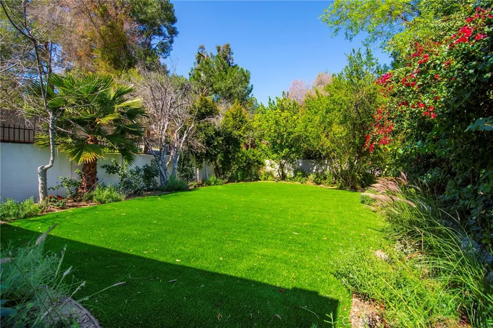 20100 Hatteras Street Woodland Hills, CA 91367
