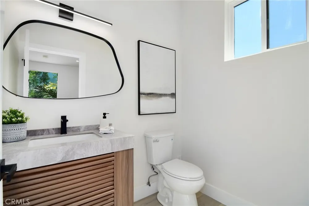 20100 Hatteras Street Woodland Hills, CA 91367