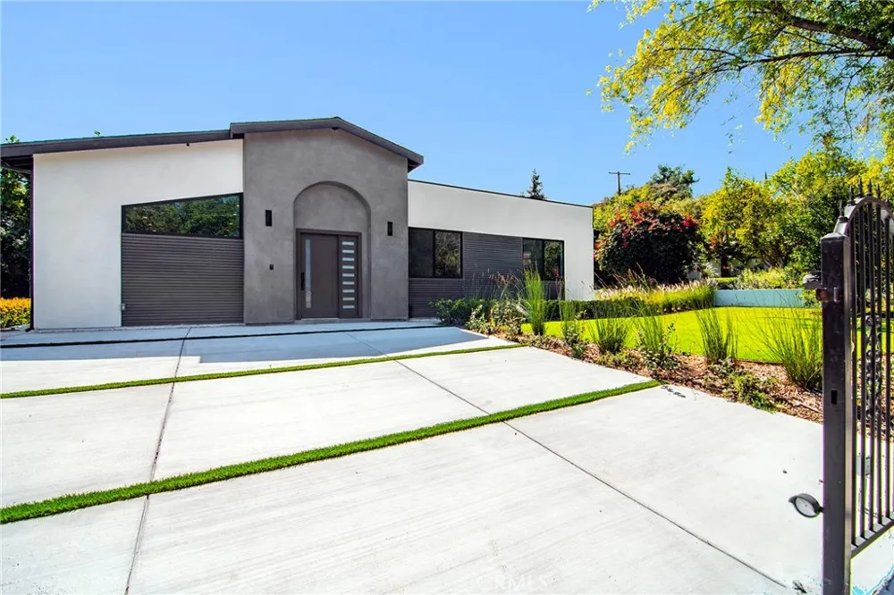 20100 Hatteras Street Woodland Hills, CA 91367