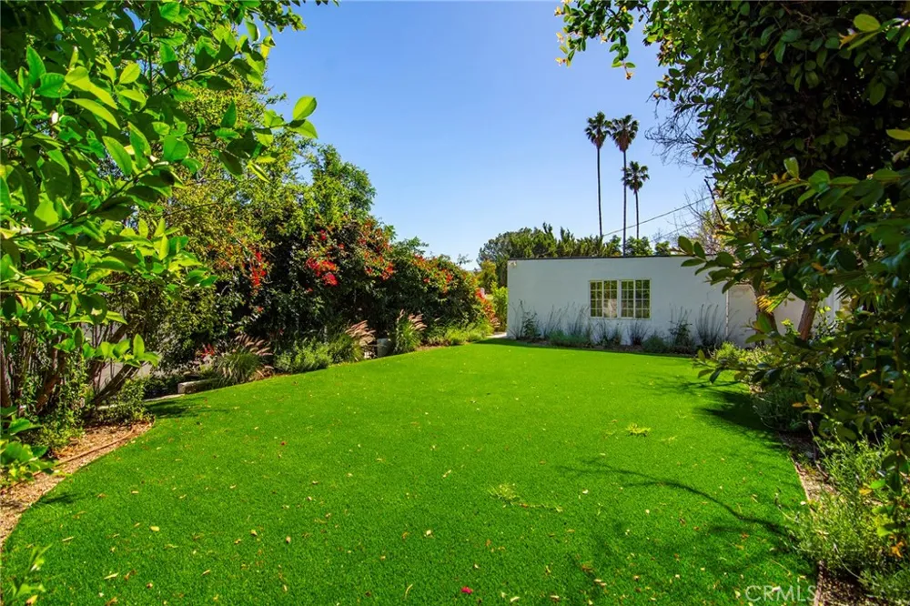 20100 Hatteras Street Woodland Hills, CA 91367
