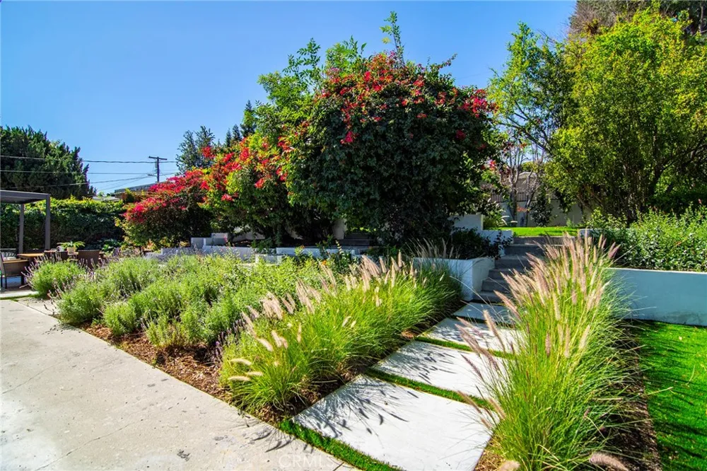20100 Hatteras Street Woodland Hills, CA 91367