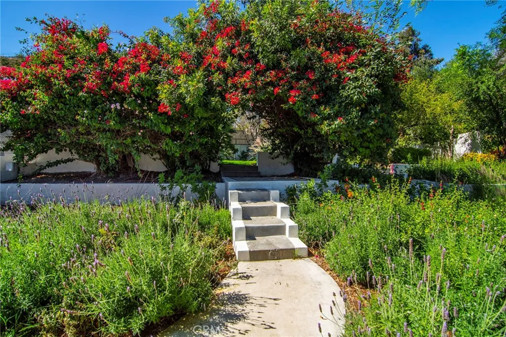 20100 Hatteras Street Woodland Hills, CA 91367