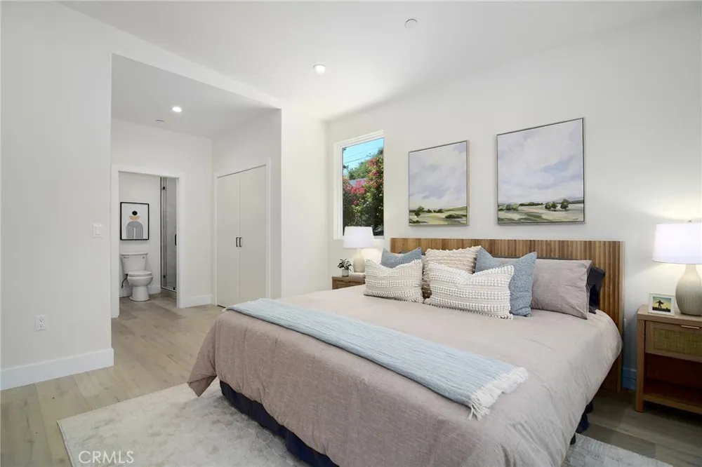 20100 Hatteras Street Woodland Hills, CA 91367